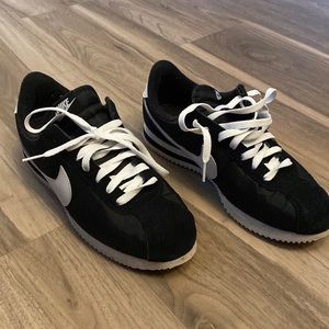 Mens size 9 Nike cortez